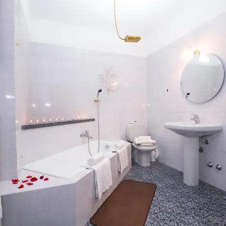 Апартаменты Sleeps 6 *