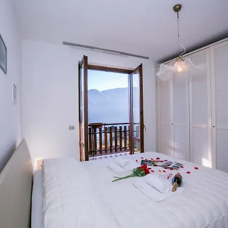 Sleeps 6 דירה Mezzegra